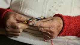 seniorka hands-2066551 1280